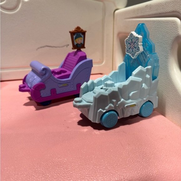 Frozen portable palace, parade cars, Olaf cafe and friends. - Picture 6 of 13